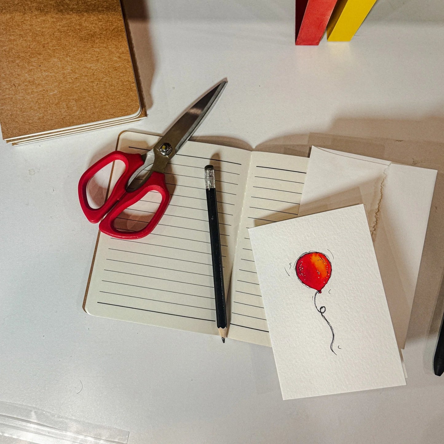 Carte de souhaits illustration ballon rouge aquarelle fait à la main au Québec par HeyJuue Créations