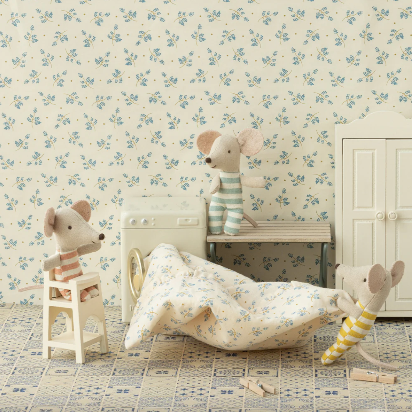 WOODEN HIGH CHAIR FOR MOUSE