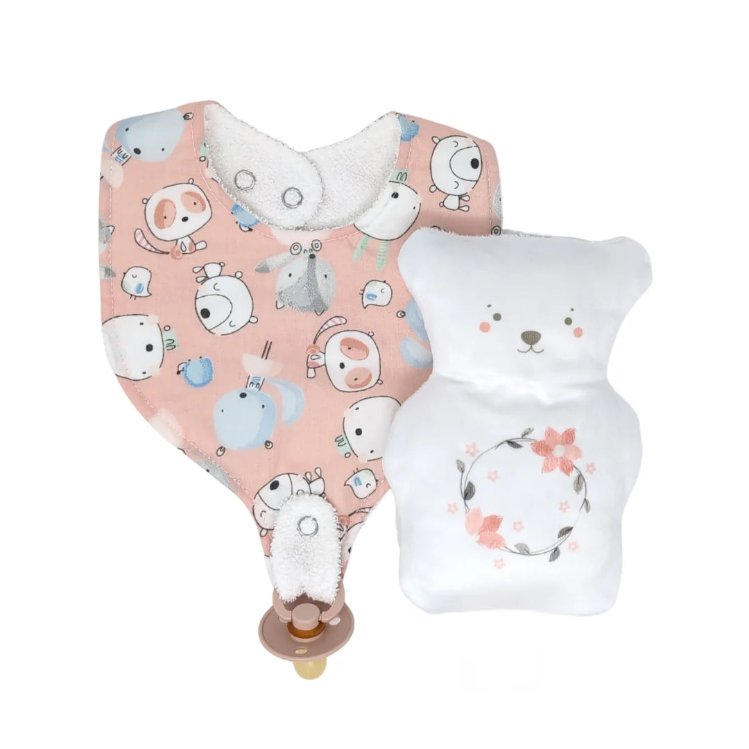 Duo premières dents Alice par Béké Bobo comprenant un bavet-dent avec attache-tétine au motif animaux roses et un ourson thérapeutique.
