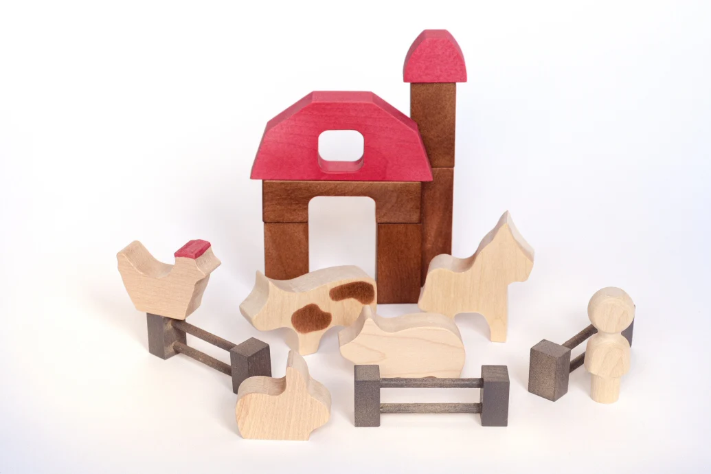 WOODEN FARM AND ANIMALS