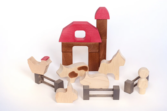 WOODEN FARM AND ANIMALS