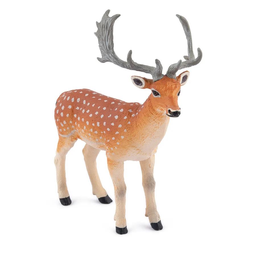 Figurine réaliste de daim Papo avec bois palmés et robe tachetée vue de trois-quarts face sur fond blanc.