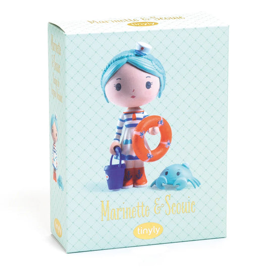 Boîte d'emballage bleue de la figurine Marinette & Scouic de la collection Tinyly par Djeco.