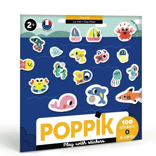Pochette du jeu éducatif « Mes premières cartes d'autocollants - La mer » de la marque Poppik pour les enfants dès 2 ans, contenant 100 stickers et 6 cartes illustrées d'animaux marins colorés comme une baleine, un dauphin, un crabe et un requin.
