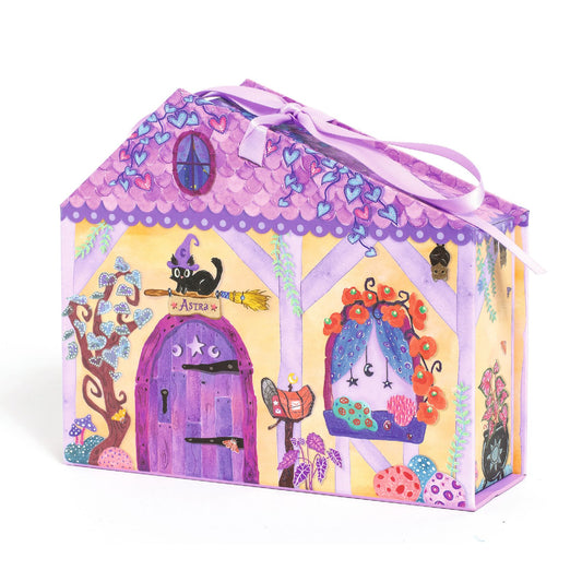 Boîte-maisonnette fermée du kit Mi House Astra Djeco illustrée aux tons violets avec toit à écailles et ruban de fermeture.