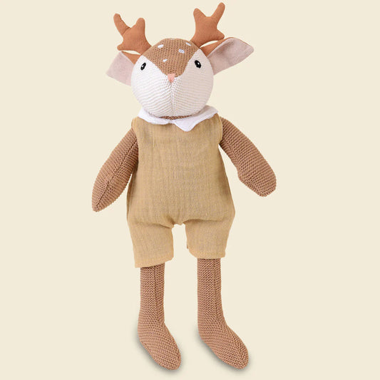 Peluche en tricot Woody le faon de Egmont Toys, portant une barboteuse beige en gaze de coton et un petit col blanc.
