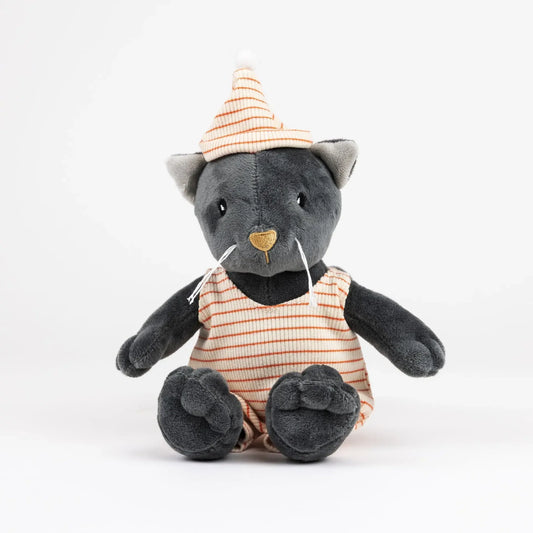 Peluche Malo le chat gris Egmont Toys assise, vêtue d'un maillot rayé orange et d'un bonnet assorti.