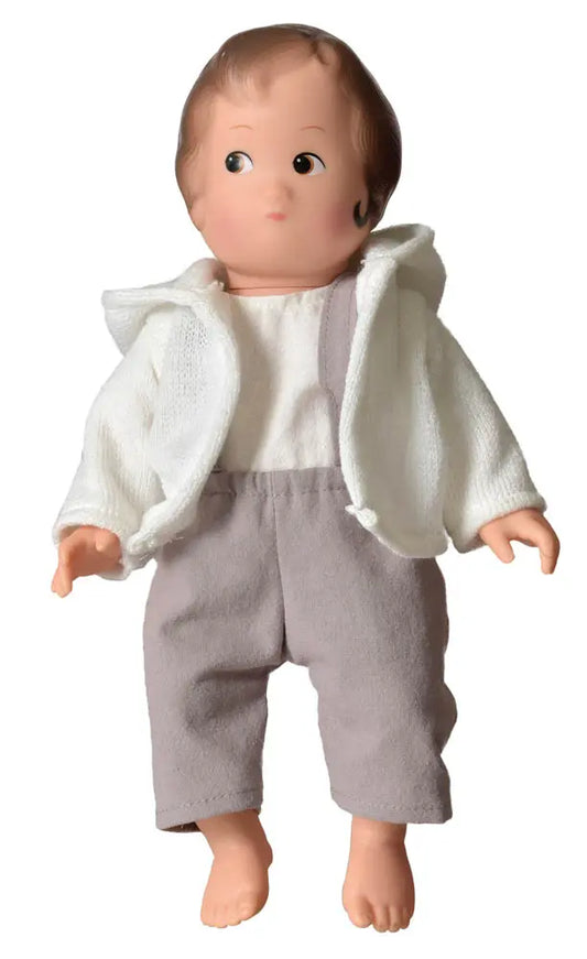 Poupée garçon Gabriel Egmont Toys coiffée de cheveux bruns, portant un pantalon à bretelles taupe et une veste blanche.