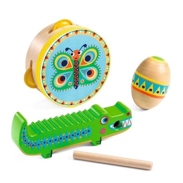 Set de trois instruments de musique d'éveil Animambo par Djeco : un tambourin illustré d'un papillon bleu, un maracas en forme d'œuf et un guiro crocodile vert avec sa baguette en bois.