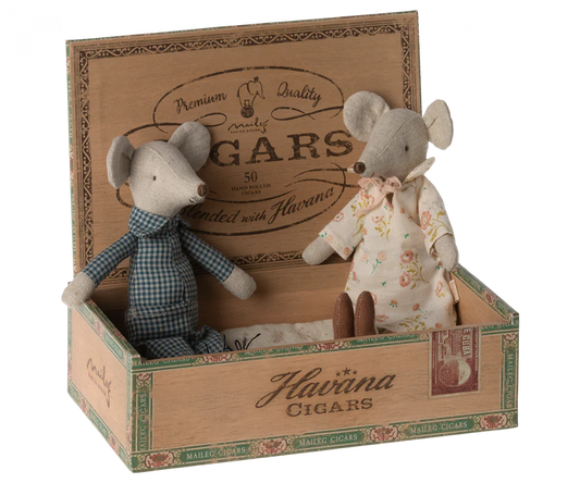 MICE GRANDMA AND GRANDPA IN CIGARBOX