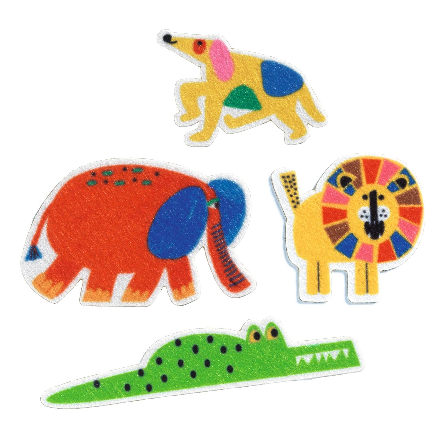 Gros plan sur la texture douce des autocollants épais en feutrine représentant un chien, un éléphant, un lion et un crocodile.