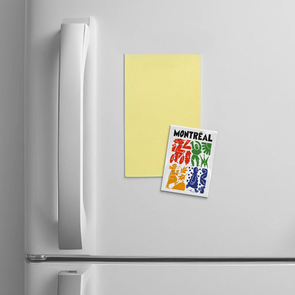 Aimant rectangulaire Tempo Montréal de la marque Paperole fixé sur un réfrigérateur blanc, retenant une note jaune.