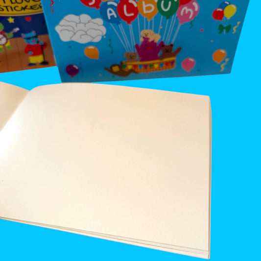 Pages blanches réutilisables d'un album d'autocollants My Sticker Album sur fond bleu.