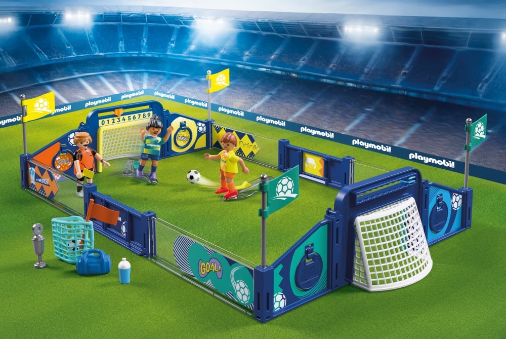 Mini terrain de soccer Playmobil monté avec figurines de joueurs en action de tir et arbitre