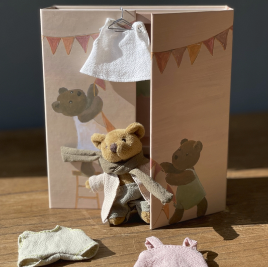 WARDROBE WITH BEAR AND CLOTHES