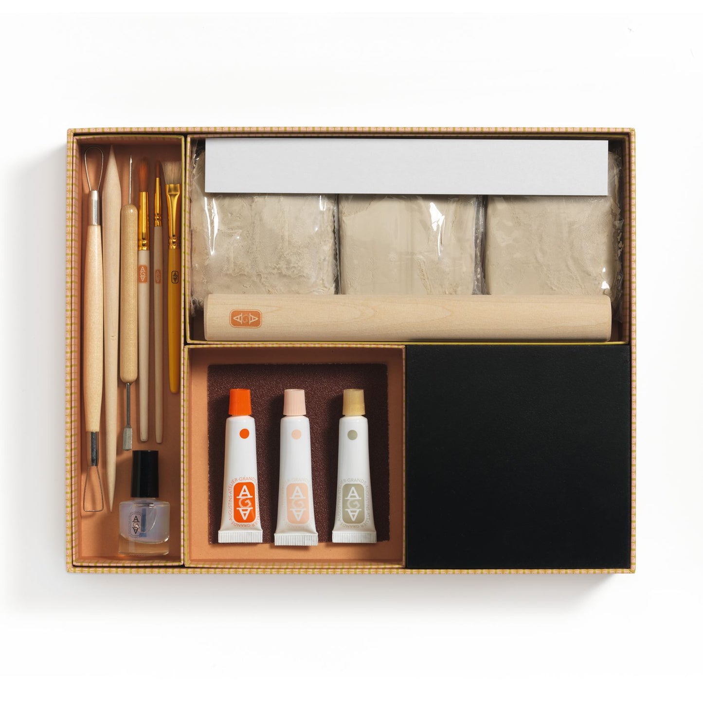 Contenu complet du coffret Atelier Modelage Djeco incluant argile sans cuisson, rouleau en bois, outils de sculpture, pinceaux et peintures.