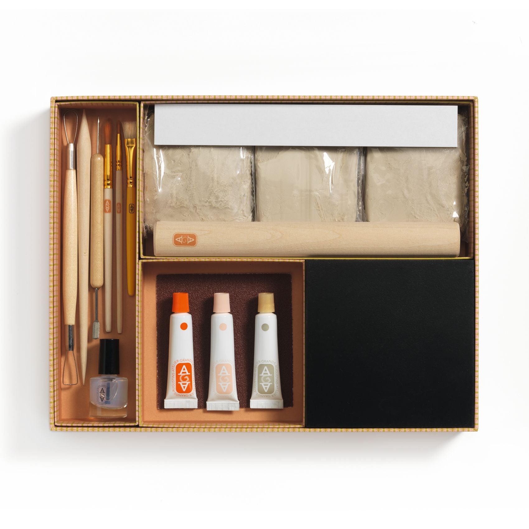 Contenu complet du coffret Atelier Modelage Djeco incluant argile sans cuisson, rouleau en bois, outils de sculpture, pinceaux et peintures.