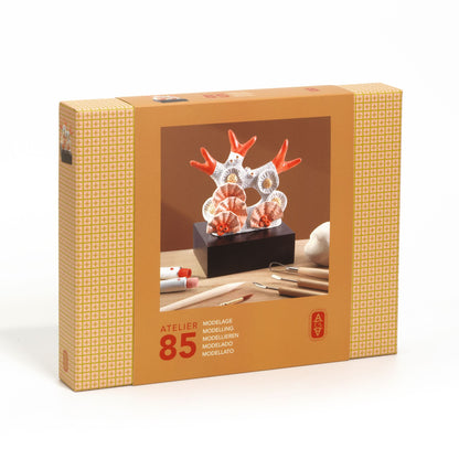 Boîte du coffret créatif Atelier Modelage 85 de Djeco présentant une sculpture de corail sur un socle noir.