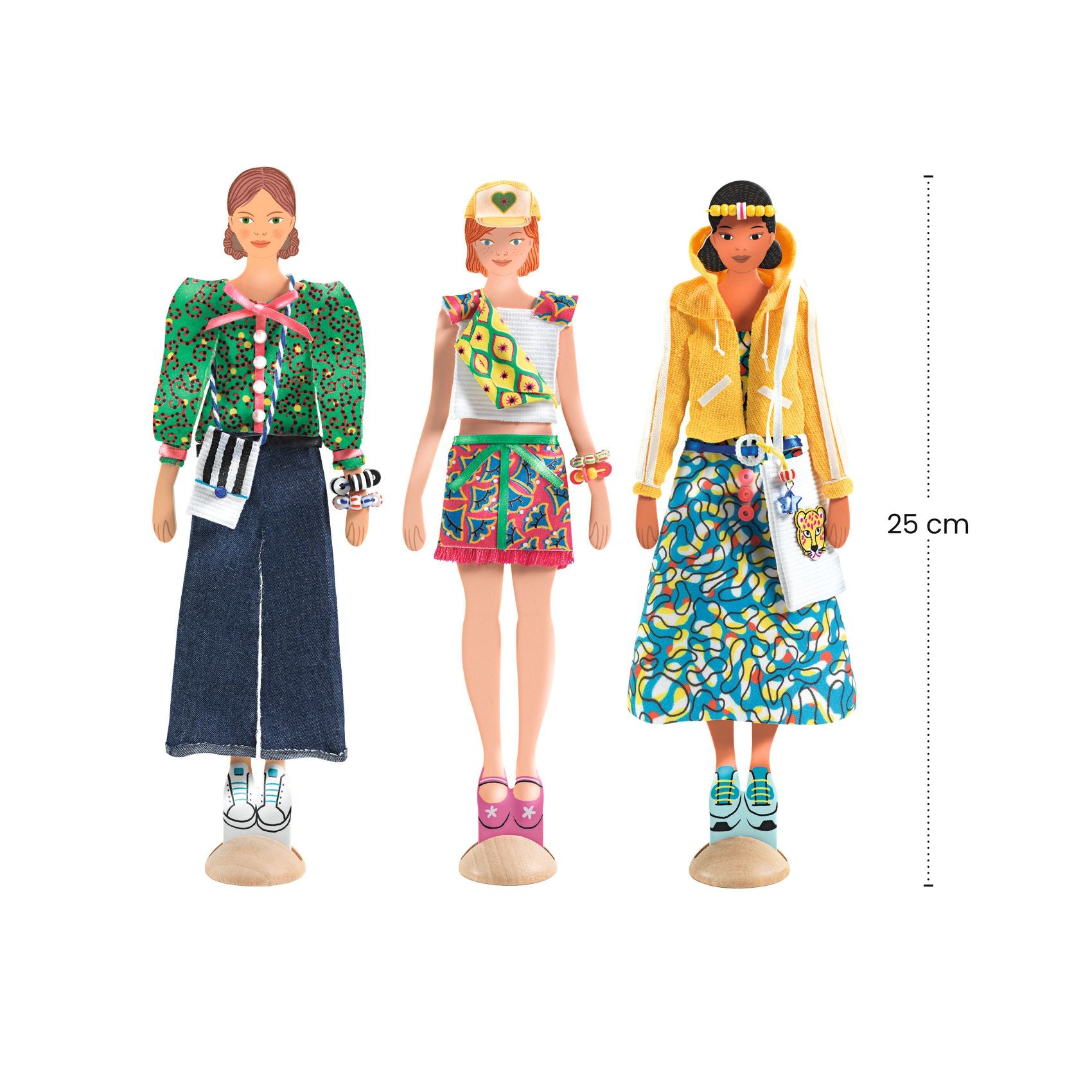 Trois poupées mannequins en carton de 25 cm vêtues de tenues colorées et d'accessoires personnalisés à créer.