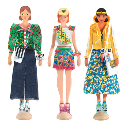 Gros plan sur trois figurines de mode complétées, illustrant les différents styles de vêtements et de sacs à confectionner.