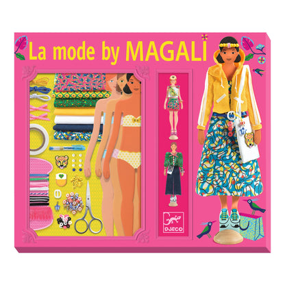 Boîte de l'atelier de création La mode by Magali de Djeco, un coffret de stylisme rose pour habiller des poupées en carton.