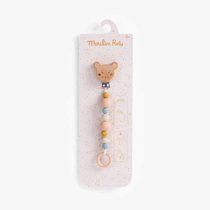 Attache-tétine Moulin Roty La Petite École de Danse présenté sur son emballage en carton rose pastel.