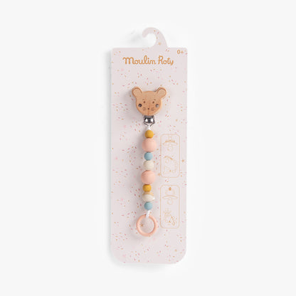 Attache-tétine Moulin Roty La Petite École de Danse présenté sur son emballage en carton rose pastel.