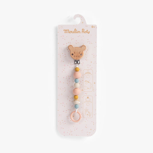 Attache-tétine Moulin Roty La Petite École de Danse présenté sur son emballage en carton rose pastel.