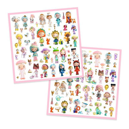 Planches d'autocollants métallisés Tinyly Djeco remplies de petites poupées féeriques et d'animaux assortis.
