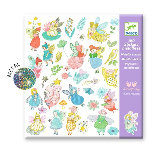 Pochette de 160 stickers métallisés Fées de Djeco avec un zoom sur l'effet brillant et scintillant des autocollants.