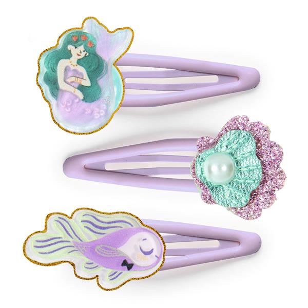 Ensemble de trois barrettes clic-clac violettes Djeco ornées de motifs marins enchantés : une sirène aux cheveux verts, un coquillage pailleté avec une perle et un poisson féerique pastel.