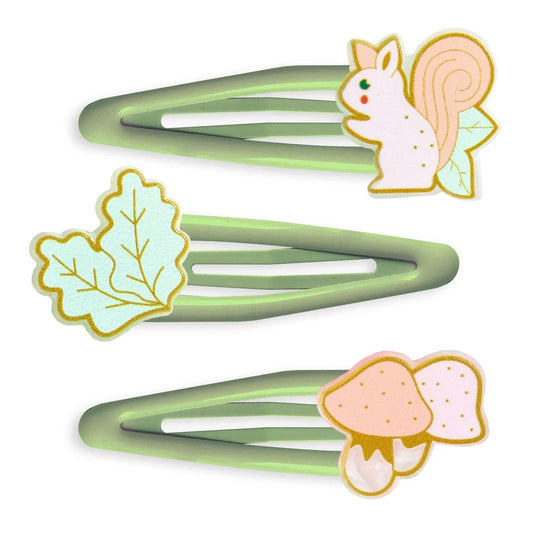Ensemble de trois barrettes à cheveux clic-clac vert sauge décorées de motifs automnaux : un écureuil rose, des feuilles de chêne bleu ciel et un duo de champignons rose et pêche aux détails dorés.