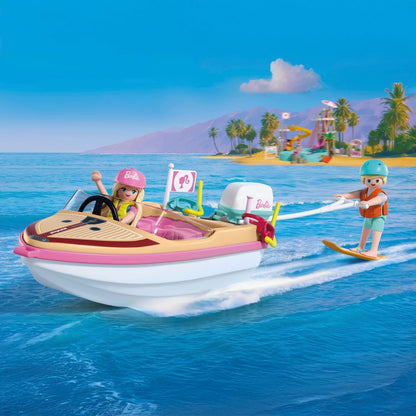 Coffret Playmobil Barbie Bateau et Wakeboard montrant une figurine conduisant le hors-bord rose et une autre faisant du wakeboard sur l'eau.