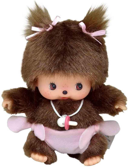 Peluche Bébé Monchhichi de Sekiguchi avec couche rose, tétine autour du cou et deux petites couettes ornées de rubans.
