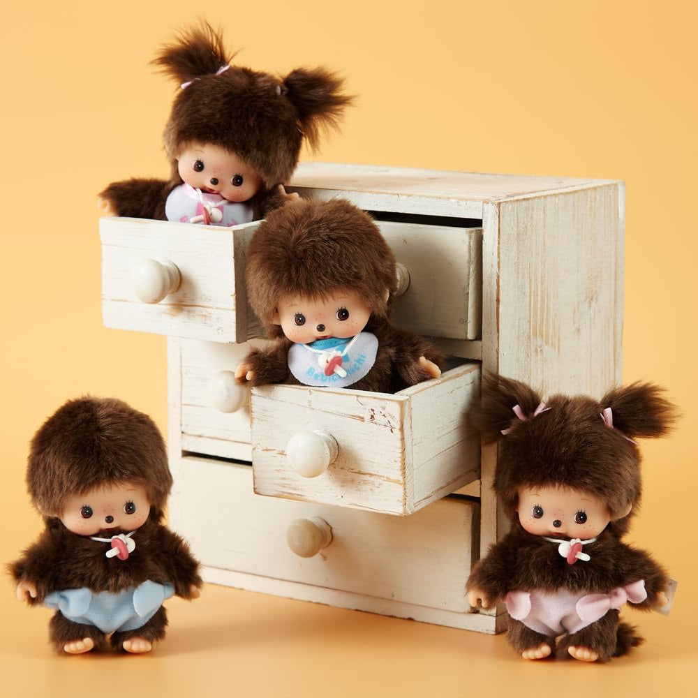 Quatre mini peluches Bebichhichi garçon et fille de Sekiguchi mises en scène autour d'un petit meuble en bois blanc à tiroirs.