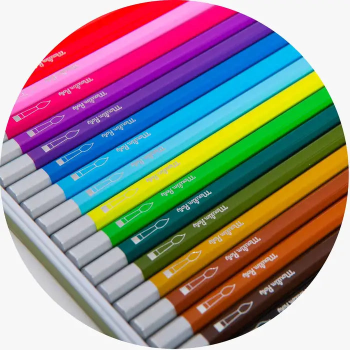 Le dessous de la boîte métallique de 24 crayons de couleur aquarellables Moulin Roty, affichant le nuancier complet des couleurs disponibles sous son fourreau illustré.