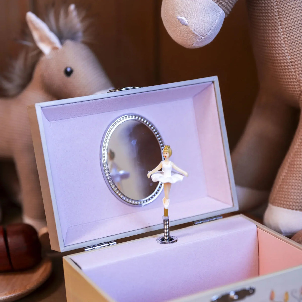 Gros plan sur une boîte à musique à bijoux ouverte Egmont Toys révélant une figurine de ballerine en tutu blanc devant un miroir ovale.