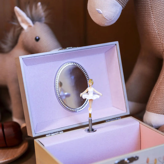 Gros plan sur une boîte à musique à bijoux ouverte Egmont Toys révélant une figurine de ballerine en tutu blanc devant un miroir ovale.