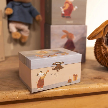 Boîte à musique à bijoux fermée Egmont Toys posée sur un meuble en bois, illustrée d'un petit chien jouant de la trompette.