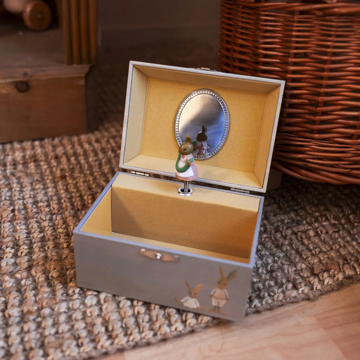 Boîte à musique à bijoux ouverte Egmont Toys avec figurine de lapin dansante devant un miroir ovale.