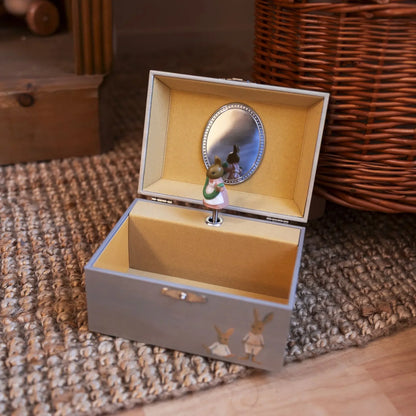 Boîte à musique à bijoux ouverte Egmont Toys avec figurine de lapin dansante devant un miroir ovale.