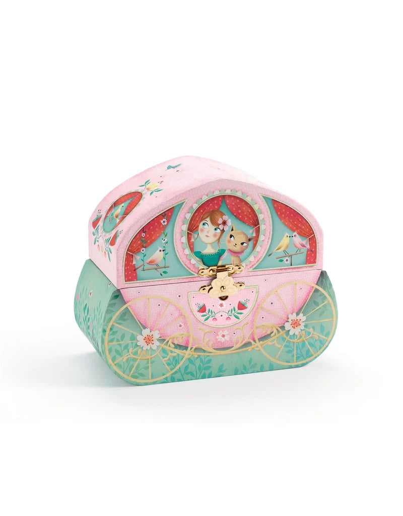 Boîte à bijoux musicale fermée en forme de carrosse rose et vert pastel illustré d'une princesse, par Djeco.