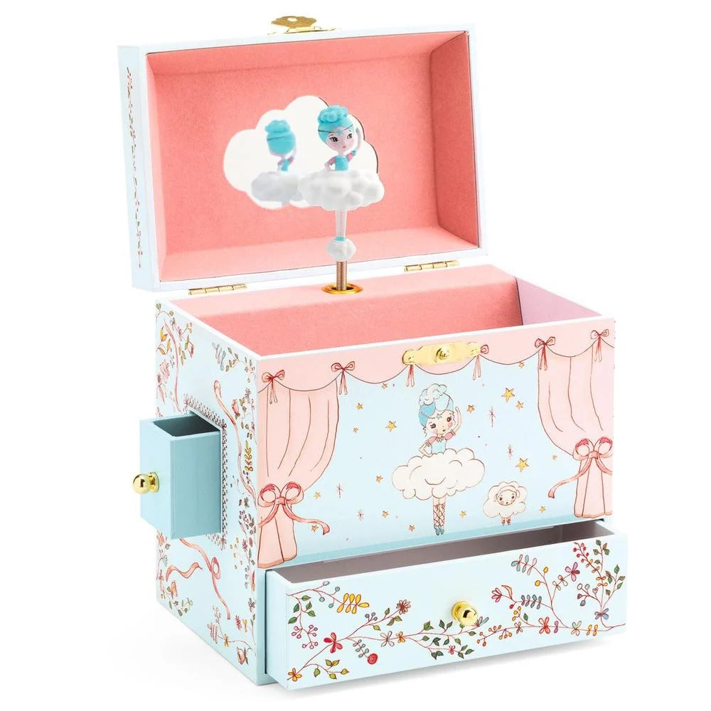 Boîte à musique et à bijoux pour enfants Ballerine en scène par Djeco, ouverte avec une figurine de danseuse sur nuage se reflétant dans un miroir, un tiroir avant et un tiroir latéral.