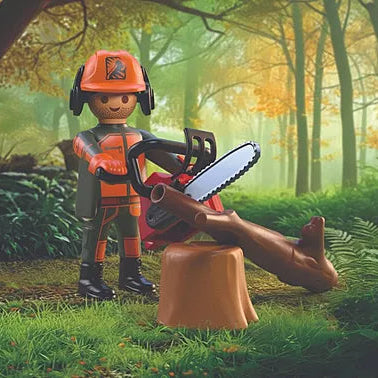 Figurines Playmobil Special Plus 72150 représentant un bûcheron avec tronçonneuse, casque de sécurité et souche d'arbre en forêt.