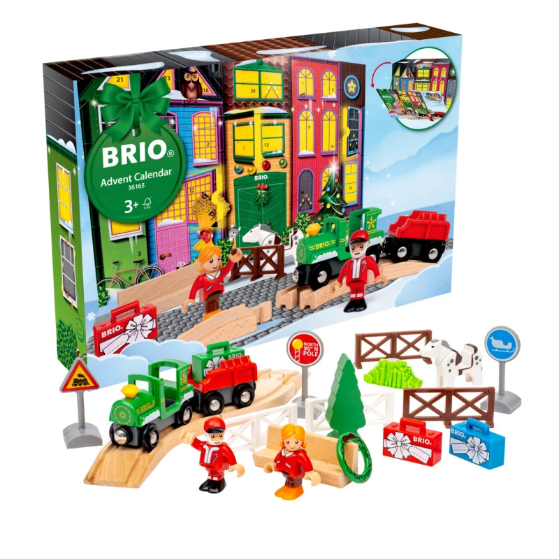 Calendrier de l'Avent BRIO 36165 présenté en relief avec la locomotive verte, les personnages et les accessoires en bois au premier plan.
