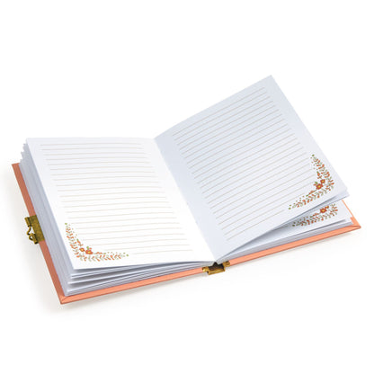 Pages intérieures lignées d'un journal intime Djeco avec délicats motifs floraux imprimés dans les coins.
