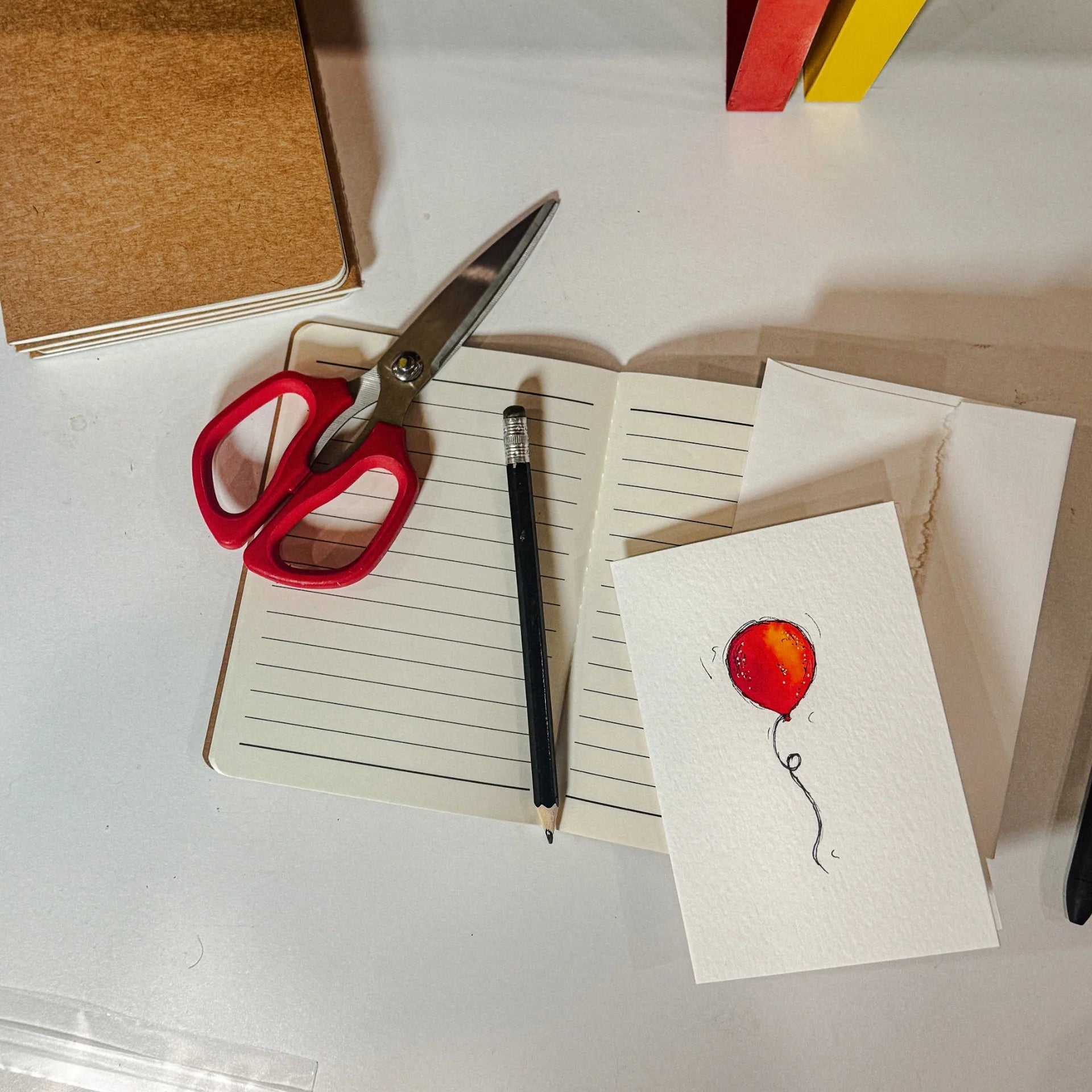 Carte de souhaits illustration ballon rouge aquarelle fait à la main au Québec par HeyJuue Créations