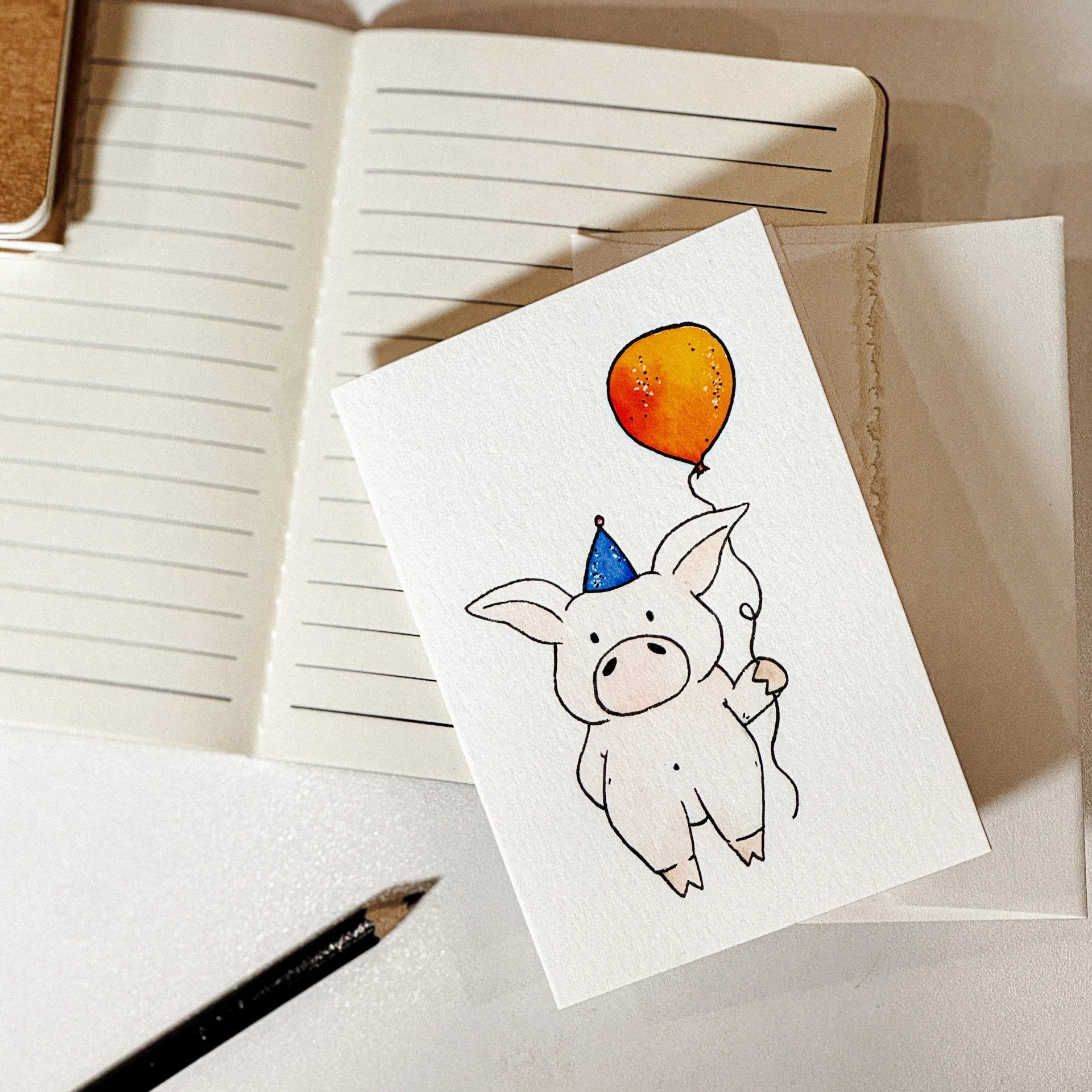 Carte de souhaits cochon avec un ballon fait à la main aquarelle par HeyJuue création