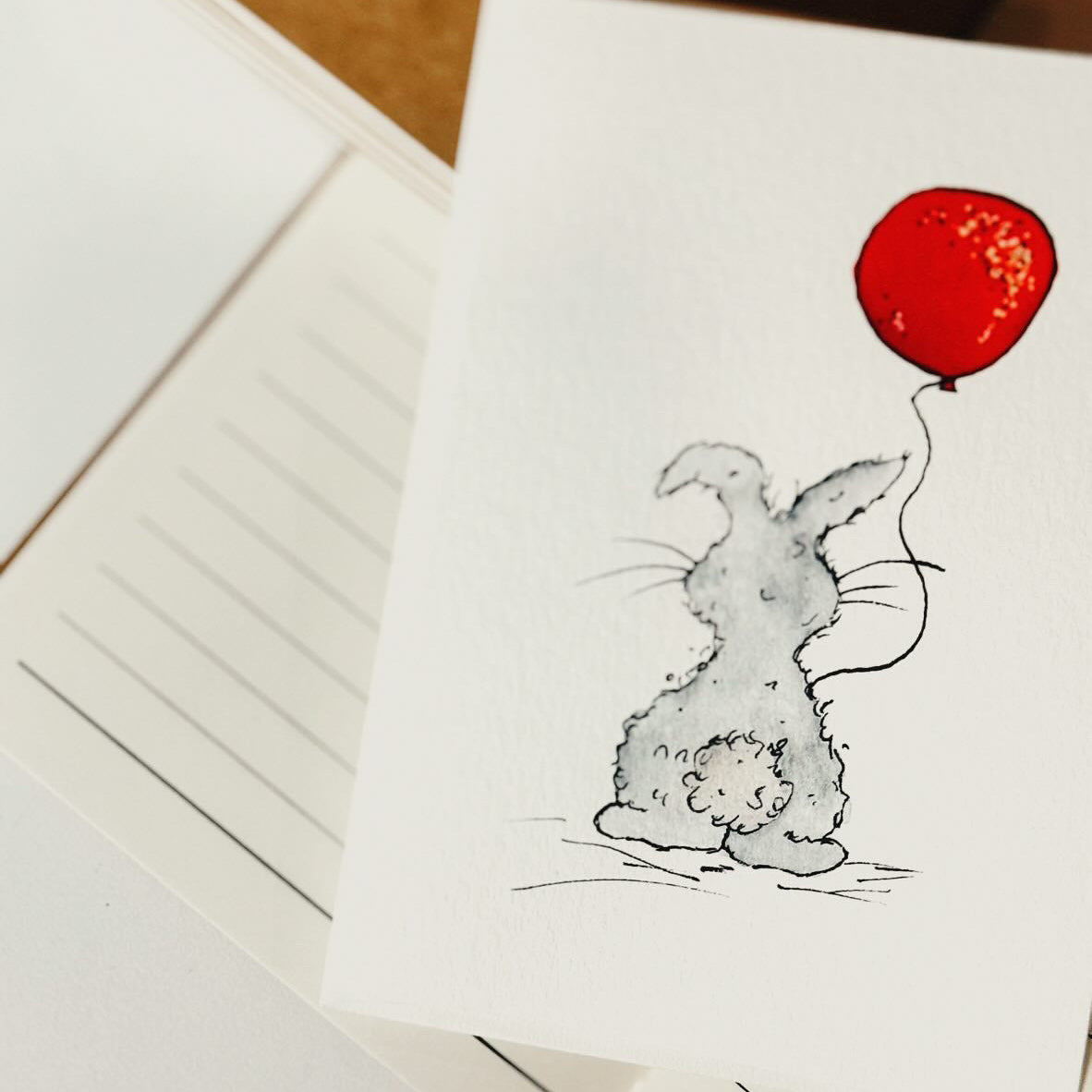 carte de souhaits aquarelle avec lapin et ballon fait a la main au quebec par HeyJuue creations