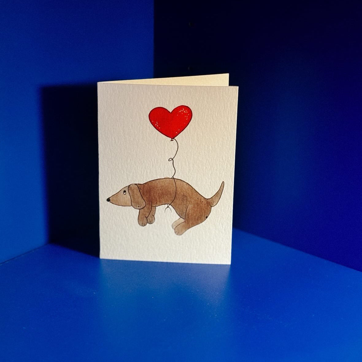 carte de souhaits aquarelle teckel avec ballon coeur fait a la main au quebec par HeyJuue creations
